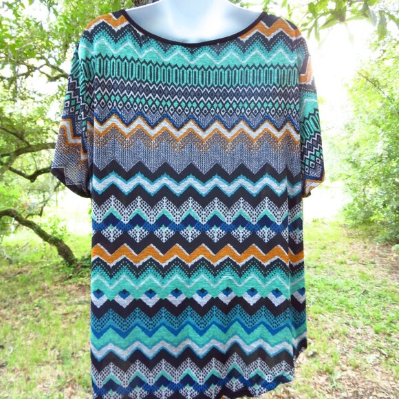 Rue Juju Womans Top with acymetrical Hem Aztec design - Picture 4 of 6